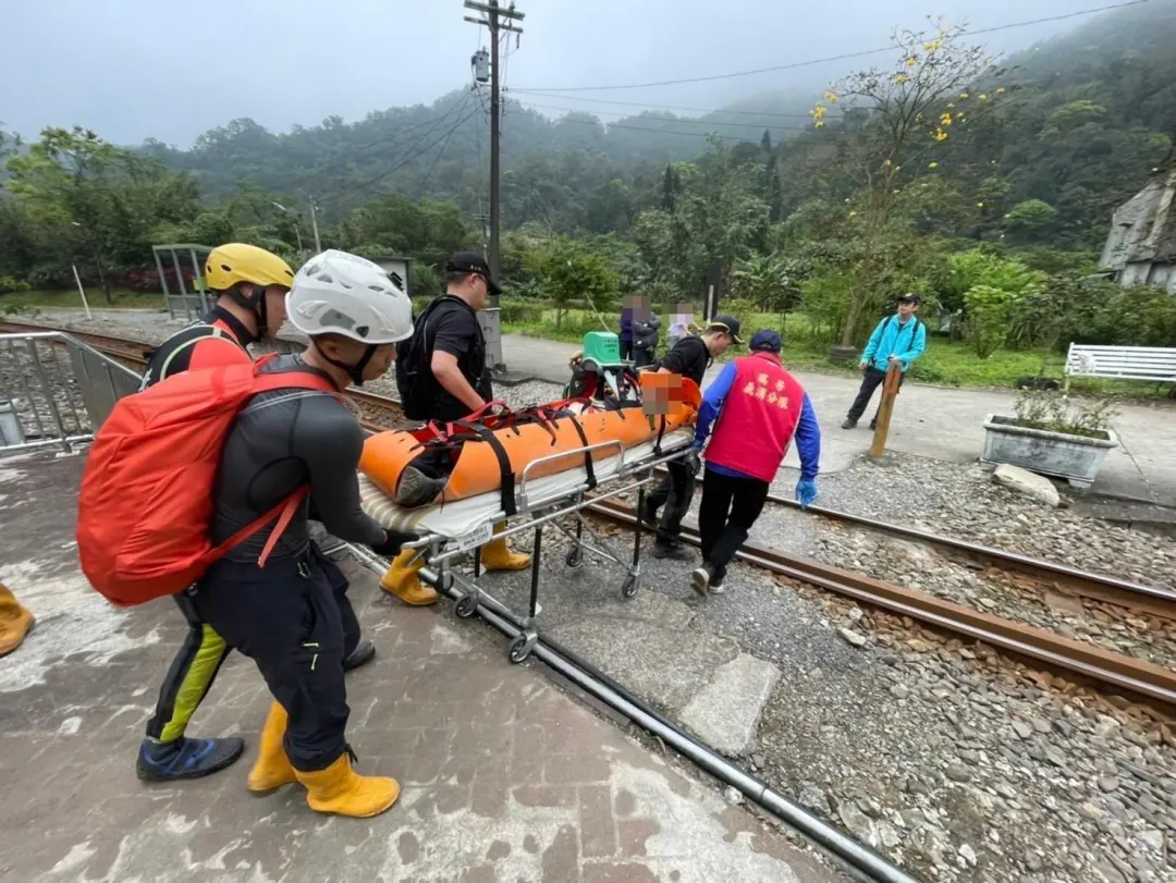 搜救人員將傷者搬運下山。(圖/翻攝畫面)