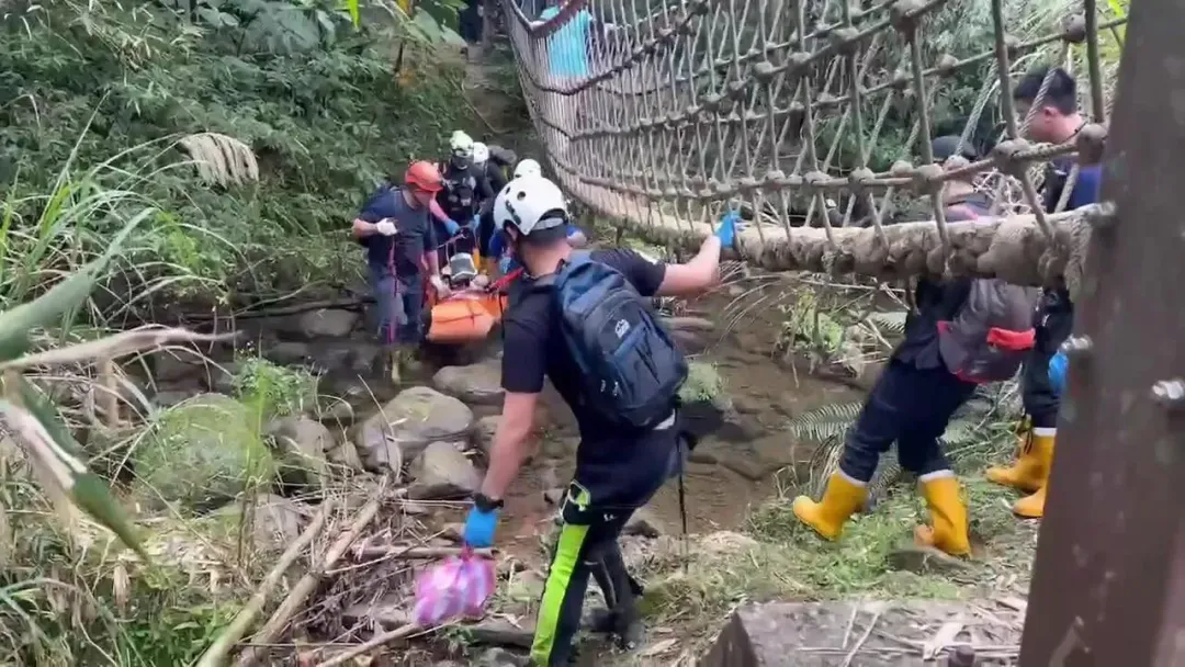 警消在山谷下方接觸到傷者時已無生命跡象。(圖/翻攝畫面)