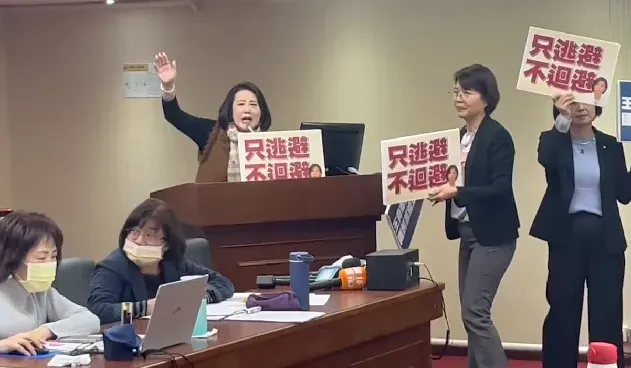 綠委吳思瑤霸佔衛環委員會主席台。(圖/中天新聞)