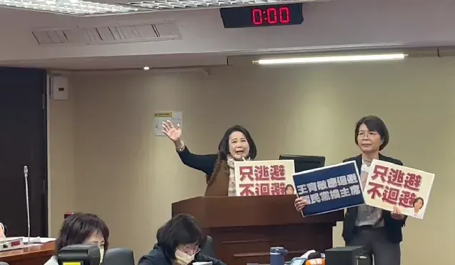 綠委吳思瑤霸佔衛環委員會主席台。(圖/中天新聞)