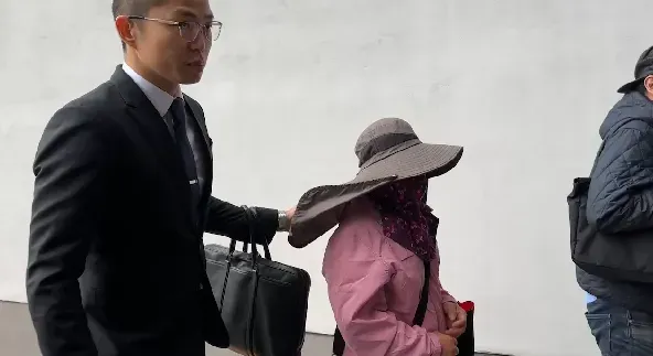 今天在律師陪同下，賴母也出現於台中地院。（圖／中天新聞）