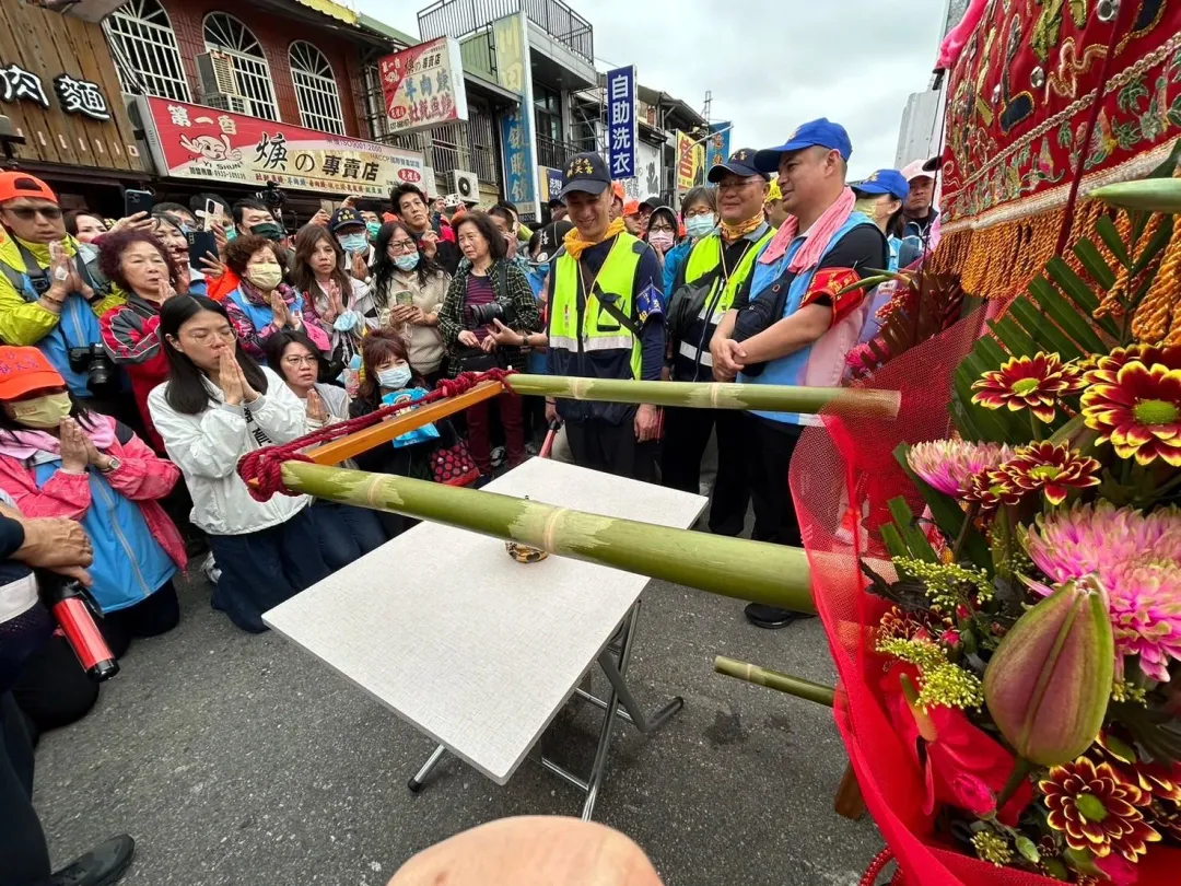 苑裡鎮長劉育育見媽祖駐駕祈福她也忍不住跪地淚謝。（圖／翻攝自苑裡鎮長 劉育育臉書）