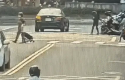 褚男BMW停在路口幾秒，沒有下車關心男童，反而加速逃逸。（圖／翻攝畫面）