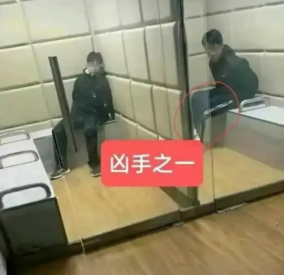 3名凶手在拘留室翹腳睡覺,態度超淡定。(圖/CTWANT)