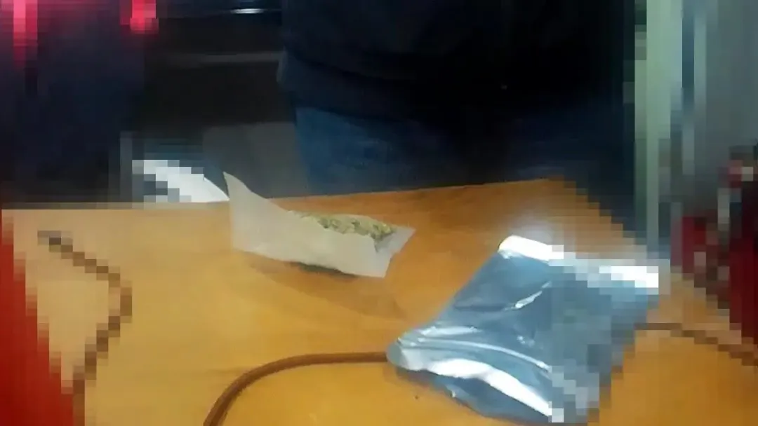警方在屋內搜出大麻成品。(圖/翻攝畫面)