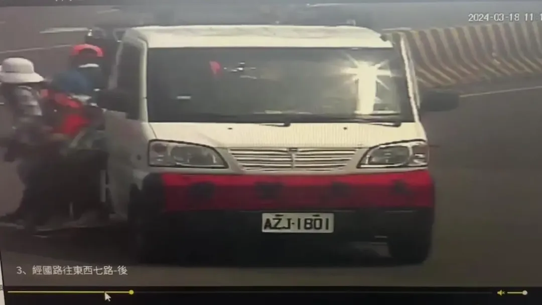 56歲楊姓婦人昨乘坐小貨車隨白沙屯媽祖團進香南下，在大甲不慎摔下車斗。（圖／翻攝畫面）