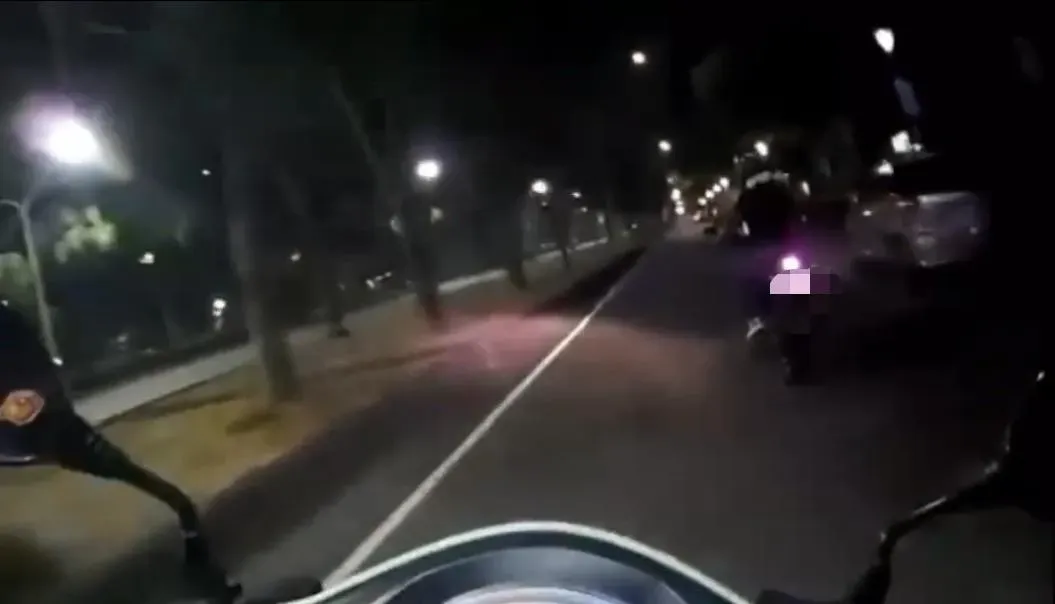 張男騎車深夜出門兜風被警方攔查。(圖/中天新聞)