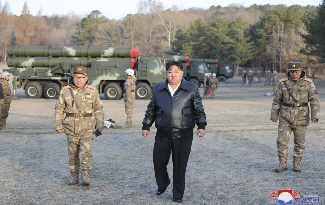 北韓領導人金正恩指導超大型火箭炮射擊訓練（圖／美聯社）