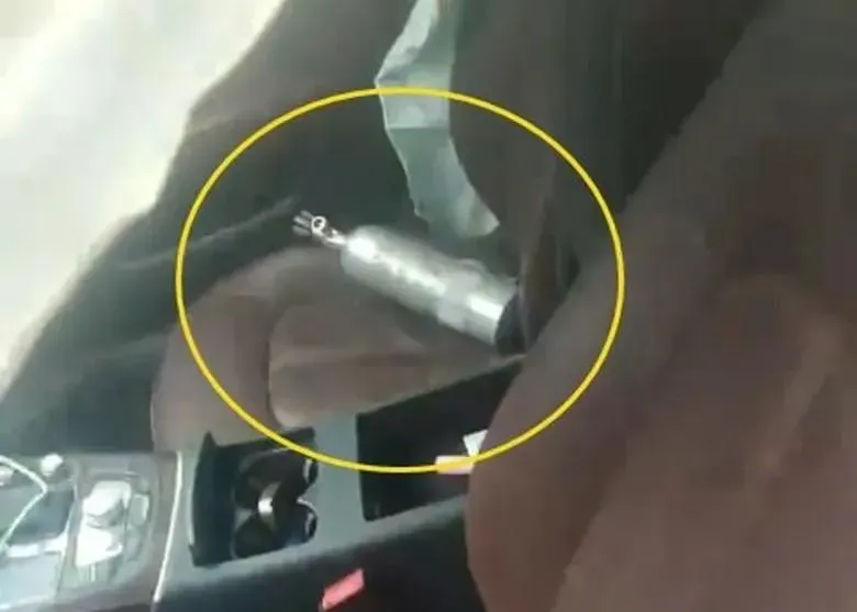 肇事車上疑放置鋼製氣罐。（圖／翻攝微博）