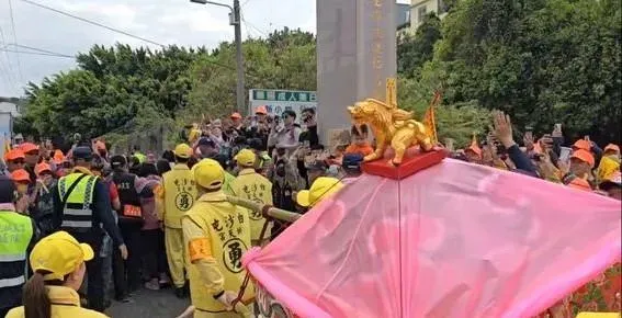 「粉紅超跑」所到之處擠滿信眾。(圖/翻攝畫面)