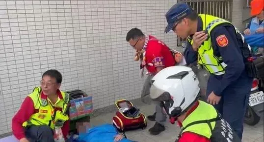 白沙屯媽祖進香圖今天行經鹿峰成衣商圈,一名翁姓男子突然抽蓄倒下。(圖/翻攝畫面)
