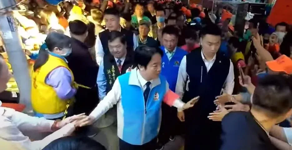 賴情德到拱天宮參香，受到信眾夾道歡迎。（圖／翻攝畫面）