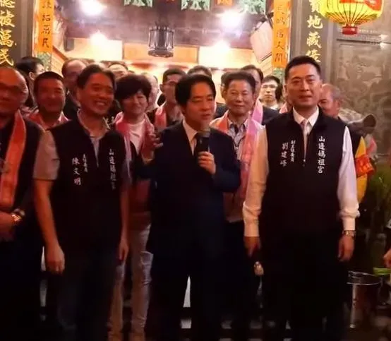 賴情德答應總統任內，每年都到山邊媽祖宮參拜，讓主委陳文明笑得合不攏嘴。（圖／翻攝畫面）