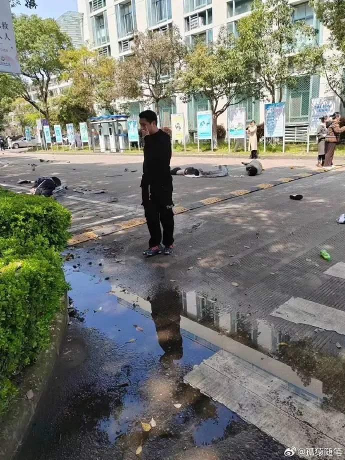 現場傳出有近10人受傷倒地。（圖／翻攝微博）