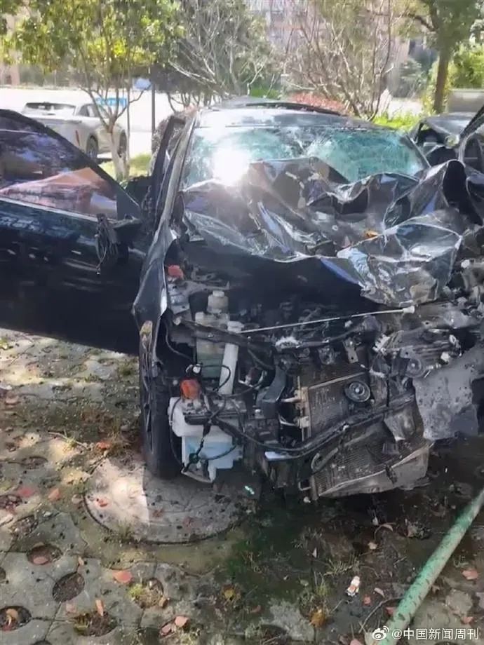 肇事轎車車頭嚴重扭曲變形。（圖／翻攝微博）