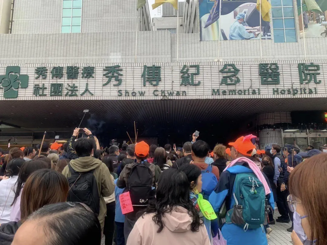 現場擠滿香燈腳緊緊跟隨媽祖腳步。（圖／翻攝自白沙屯拱天宮臉書）