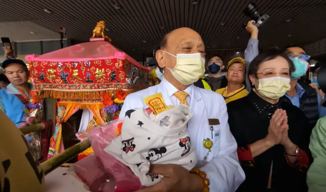 院方拿出姊姊衣物請媽祖加持。（圖／翻攝自白沙屯媽祖網路電視台）