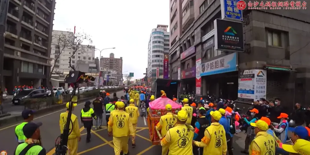 媽祖離開秀傳醫院後途中遇到醫療車。(圖/翻攝自白沙屯媽祖網路電視台)