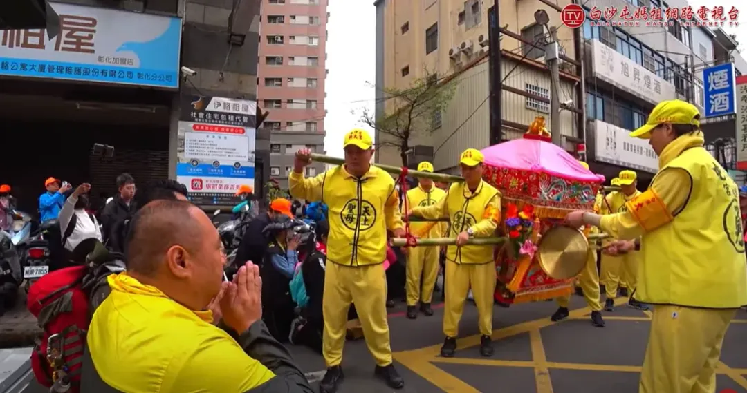 醫護人員跪地虔誠祈求媽祖護佑。(圖/翻攝自白沙屯媽祖網路電視台)