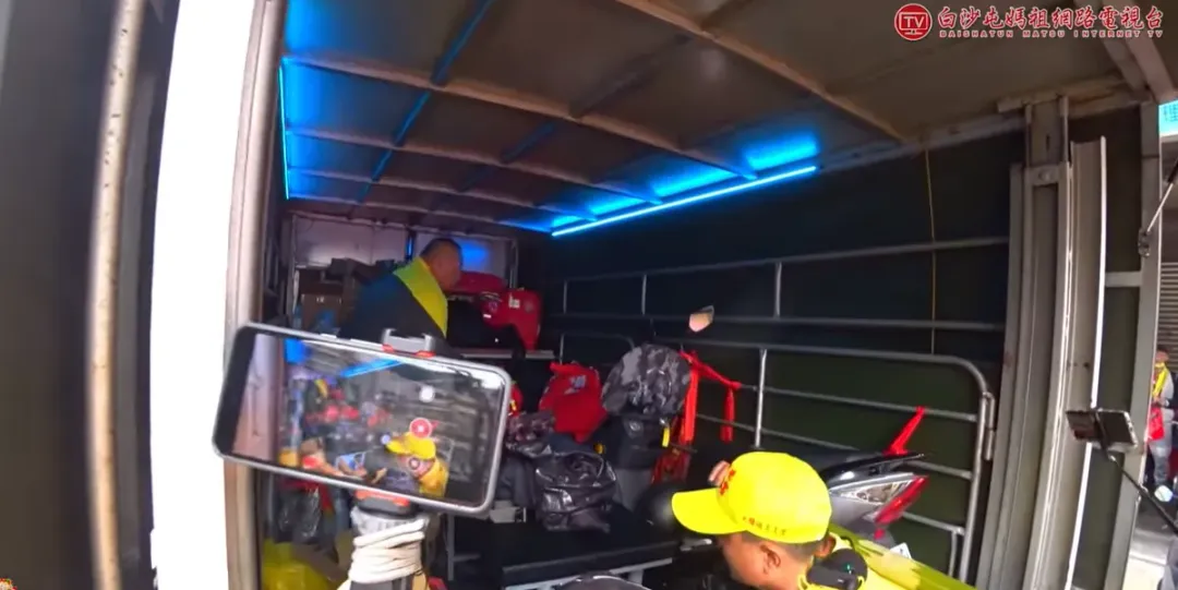 媽祖替車上的救護包加持完一輪才離去。(圖/翻攝自白沙屯媽祖網路電視台)