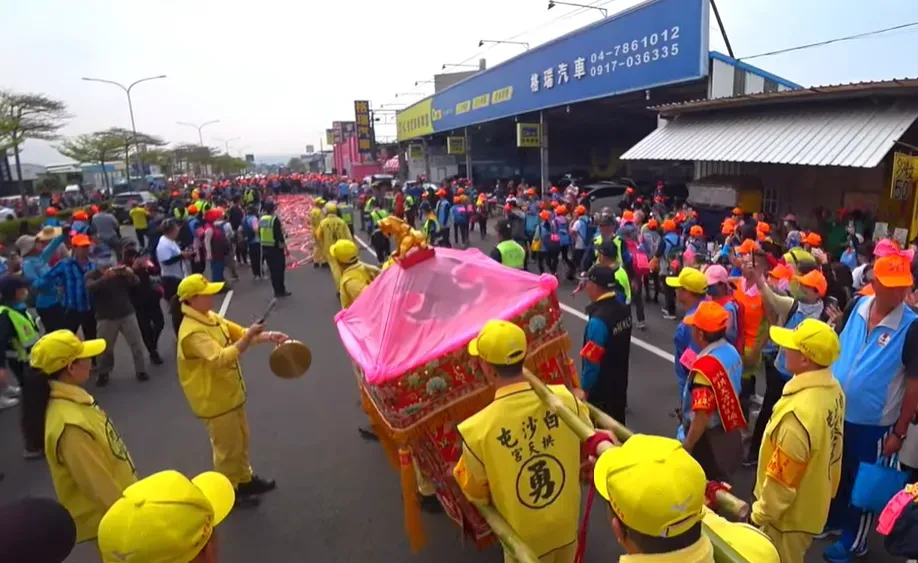 鑾轎行經彰化花壇鄉中山路一段時,見柏油路冗長的鞭炮陣後竟繞道而行。(圖/翻攝自白沙屯媽祖網路電視台YouTube)