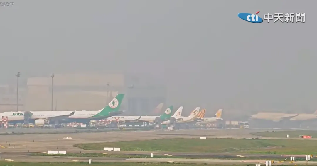 桃園機場3月3日進行歲修,未料造成超過500航班延誤最久達2小時,20日懲處結果出爐。(圖/中天新聞)