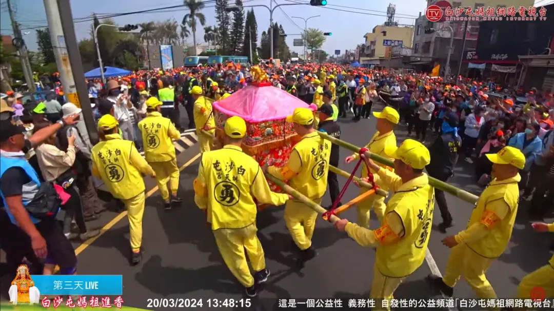 白沙屯媽祖20日進香途中突然衝向馬路分隔島。(圖/翻攝自YouTube@baishatun_tv)