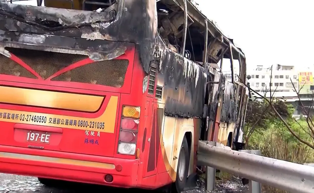 蘇明成當時駕駛的遊覽車在他自焚後，失控撞上護欄，也因此堵死了乘客逃生出口。（圖／中天新聞）