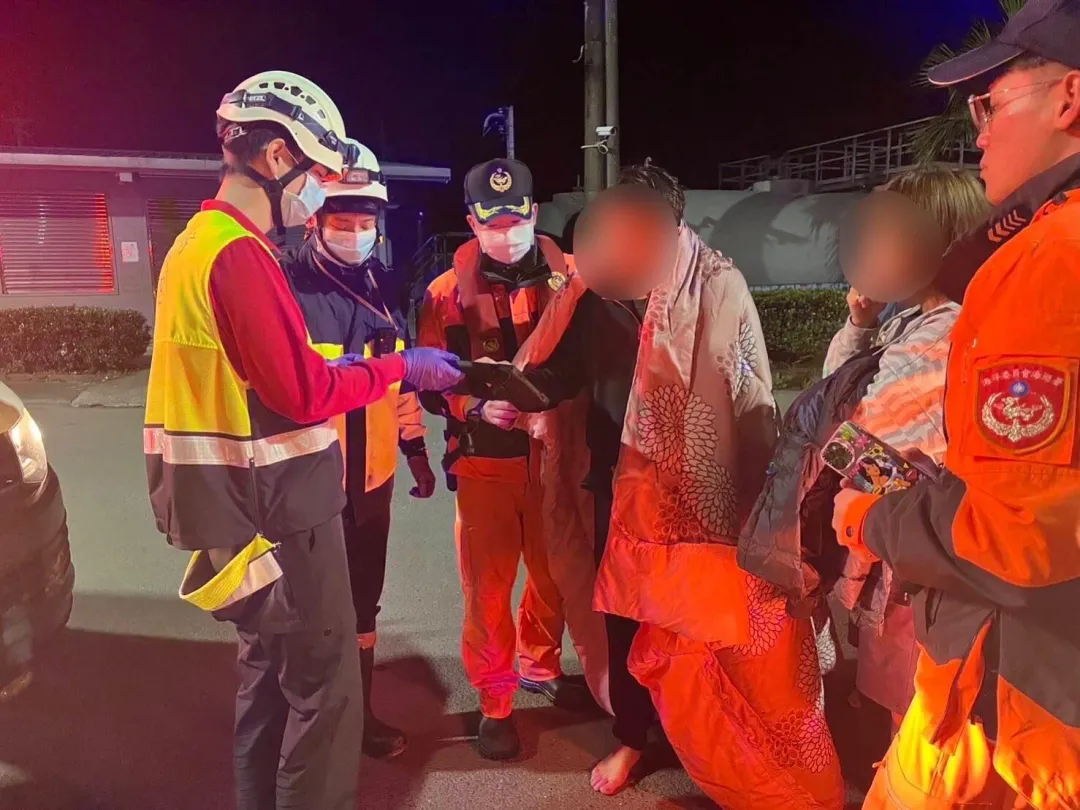 林男被救上岸，無明顯外傷不須就醫，警消通知家屬帶他返家休息。（圖／翻攝畫面）