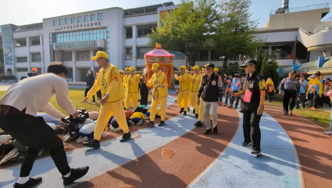 國小生們見媽祖前來興奮直奔操場,自動列隊趴地接福。(圖/翻攝自白沙屯媽祖網路電視台YouTube)