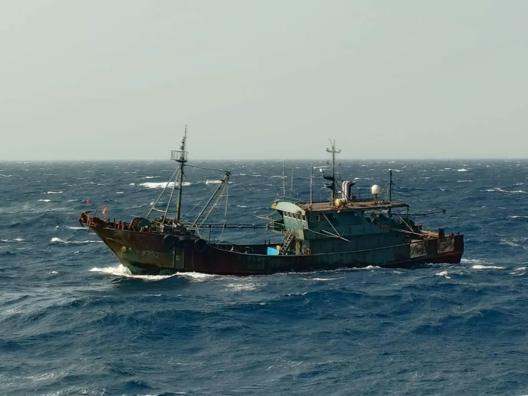 澎湖海巡隊驅離陸船（圖／海巡署提供）