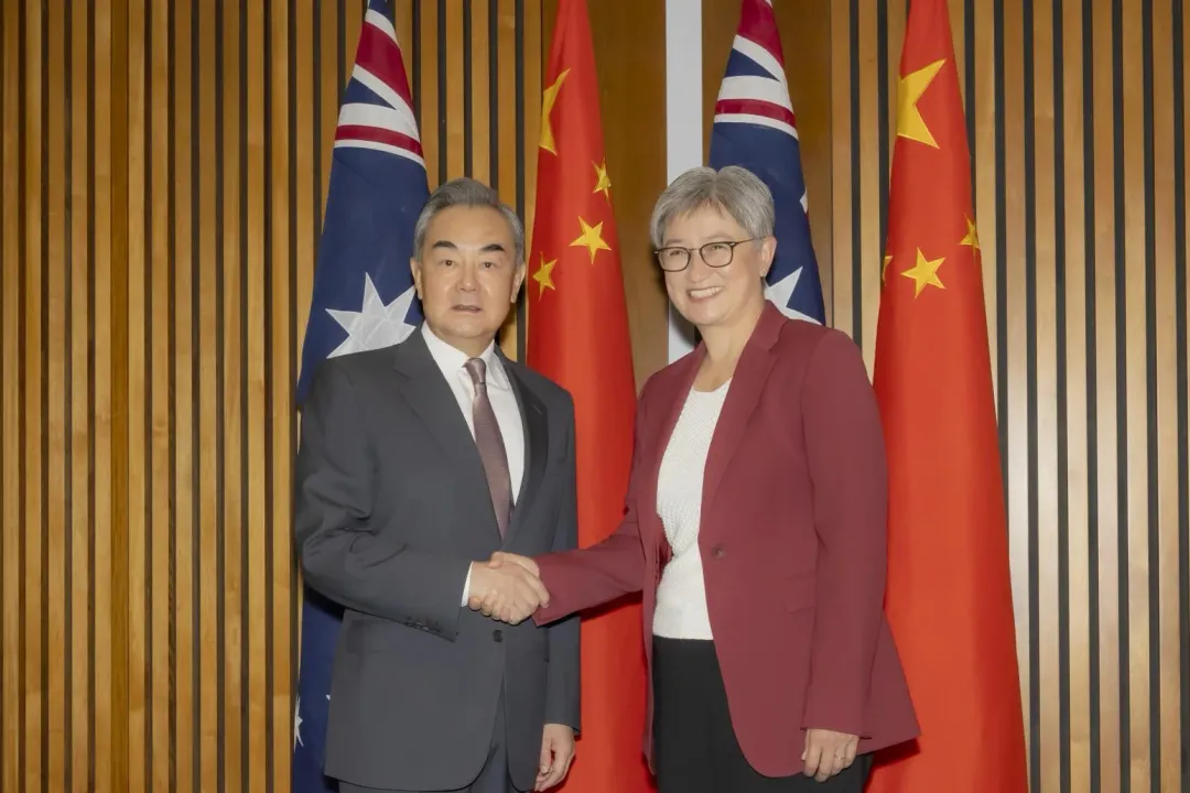 大陸外長王毅（左）20日在坎培拉與澳洲外長黃英賢共同主持第7輪中澳外交與戰略對話。（圖／新華社）