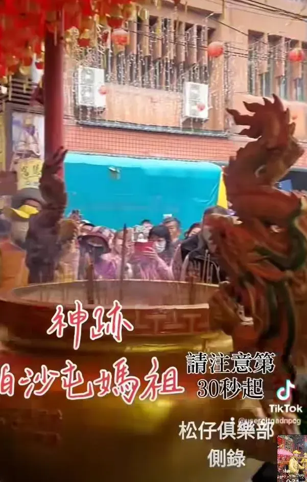 當時廟前信眾一片靜默合十膜拜，沒有人說話。（圖／翻攝松仔俱樂部臉書）