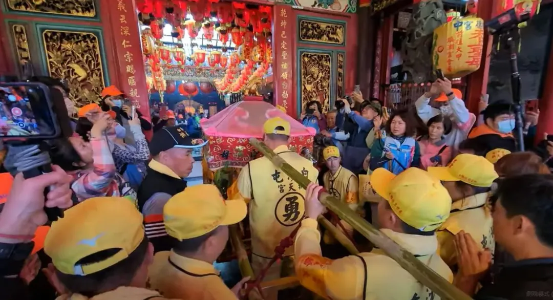 今年白沙屯媽祖再度U turn衝進田中乾德宮。（圖／翻攝白沙屯媽祖網路電視台YT）