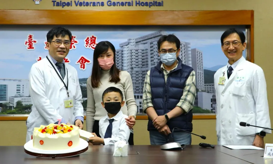 醫療團隊為陳小弟歡喜慶生。(圖/台北榮總提供)