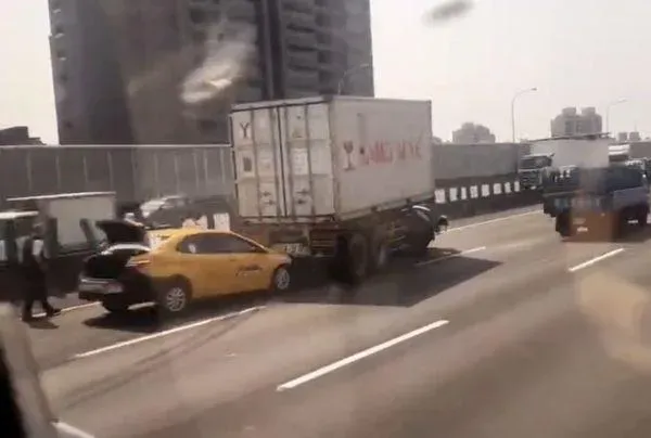國1建國交流道今天上午發生車禍,計程車追撞貨車車尾。(圖/翻攝記者爆料網)