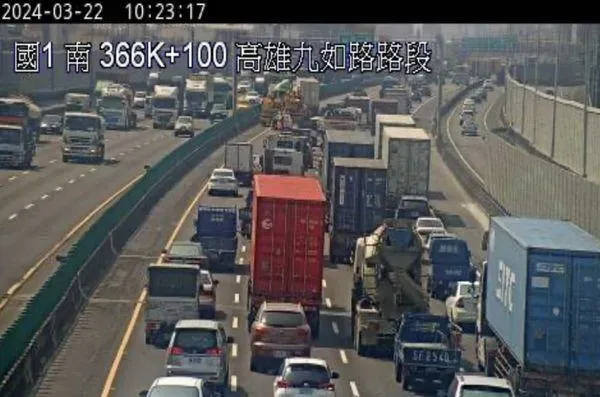 國1高雄九如路段也有兩輛貨車追撞,造成車流回堵。(圖/翻攝國道即時影像)