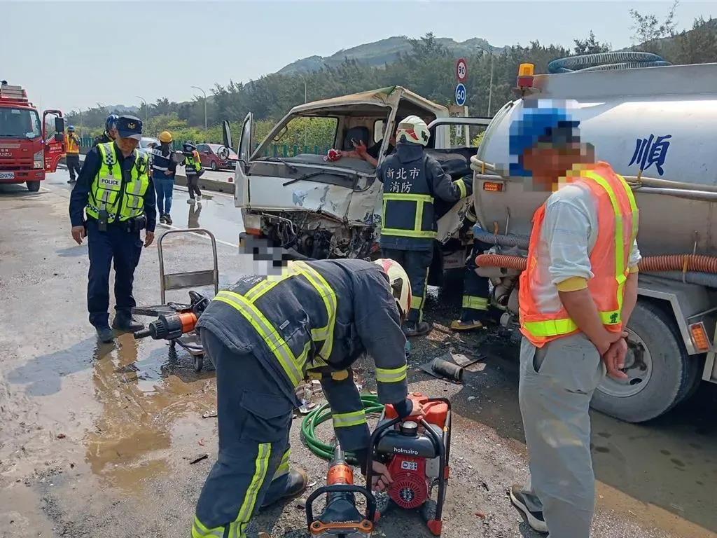 警消用破壞器材救出受困駕駛。（圖／翻攝畫面）