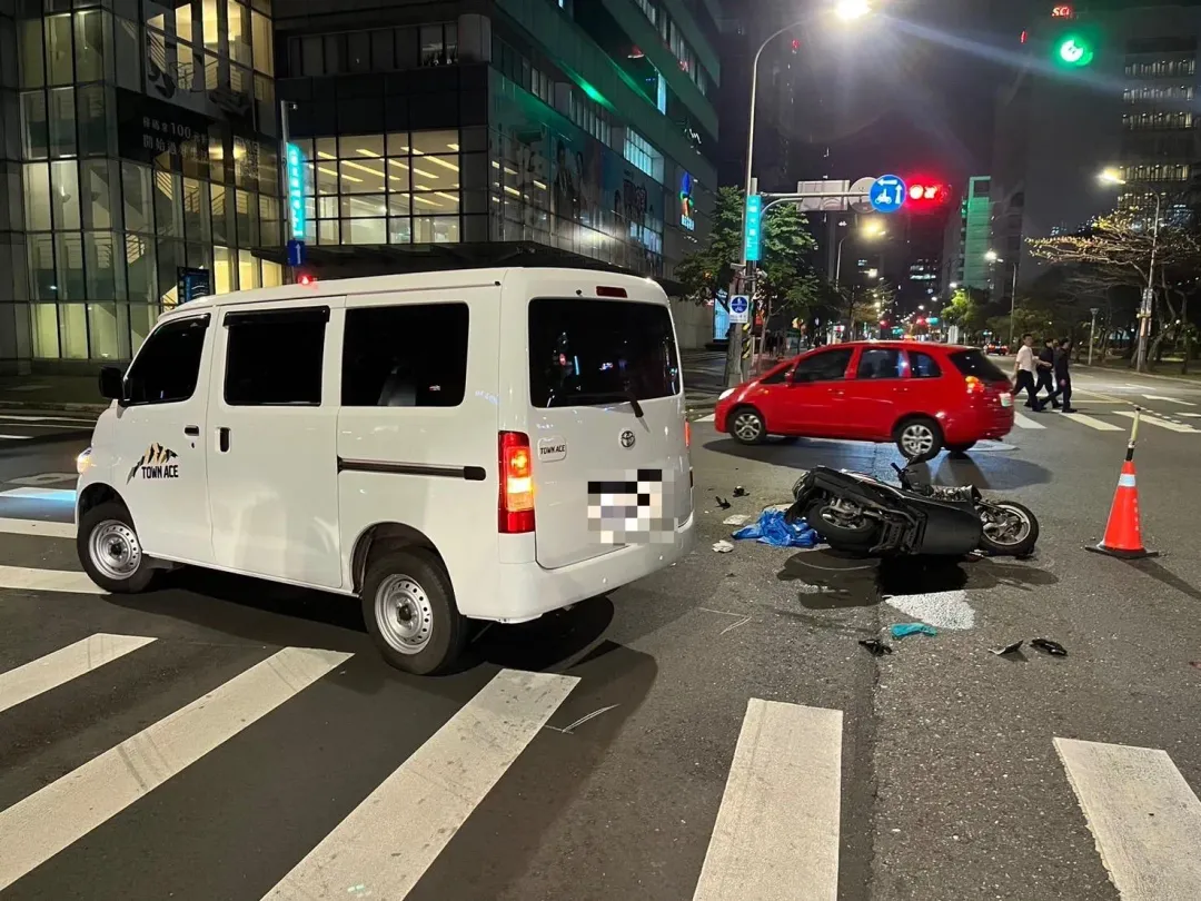 台北市內湖瑞光路22日晚間發生嚴重車禍,邱姓男子開著白色廂型車轉彎時不慎撞上杜男所駕駛的機車。(圖/翻攝畫面)