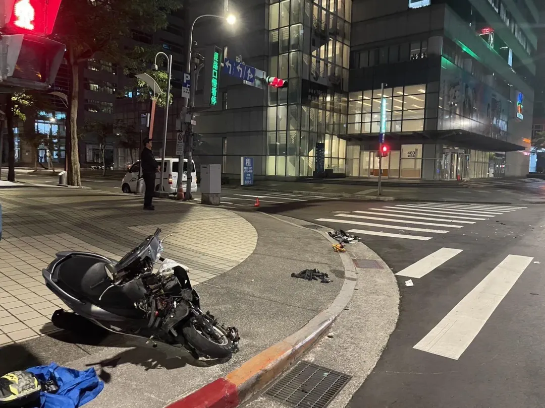 杜姓男子駕機車被撞後,傷重送往三總急救當中,現場到處是機車散落的零件。(圖/翻攝畫面)