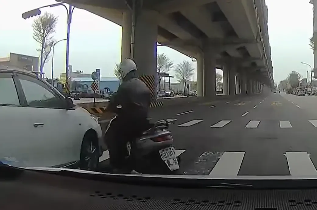 騎士鬼切撞上內線快車道的白車。（圖／翻攝畫面）