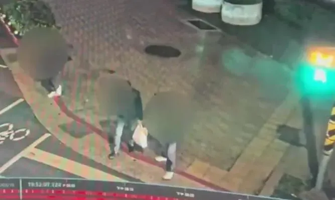 台北車站周邊有印度神棍出沒,趁民眾等紅燈時搭訕詐財。(圖/翻攝畫面)