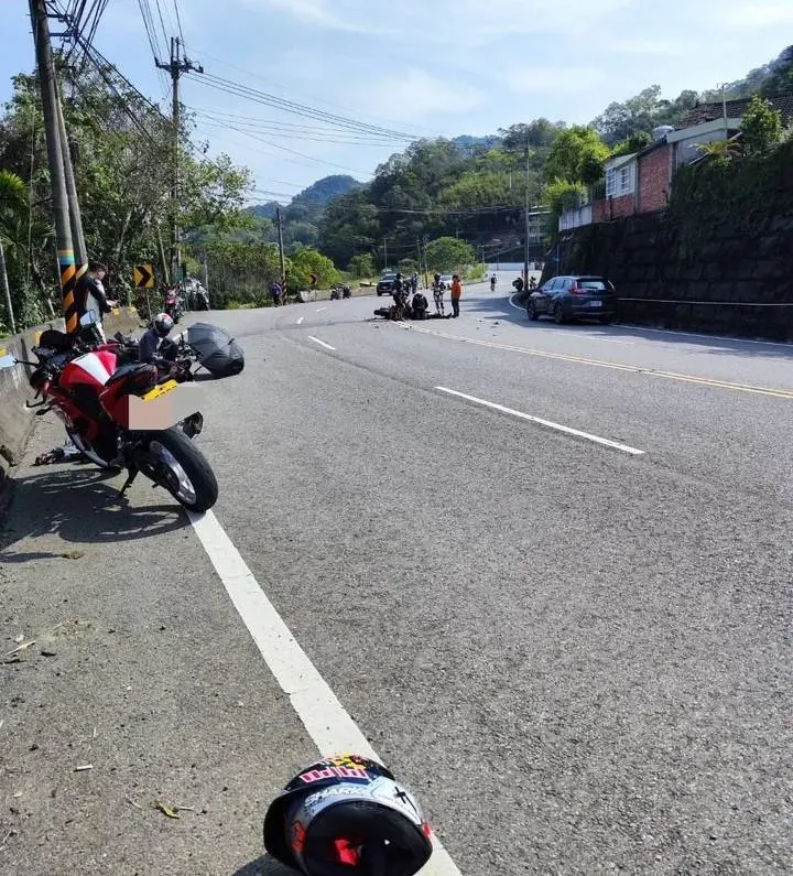撞擊力道強烈，騎士安全帽噴飛約30公尺。（圖／翻攝重機車友 ❘ 各區路況天氣、資訊分享中心）