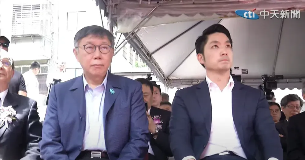 蔣萬安（右）和柯文哲（左）昨同時出席「清華大學台北政經學院台北校區大樓動土典禮」，兩人私下聊天時再度因監視器預算爭議開槓。（圖/中天新聞）