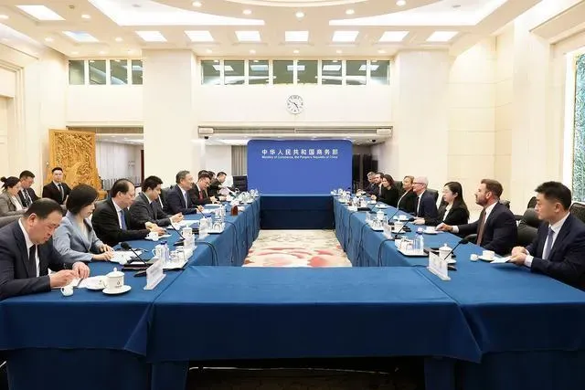 王文濤會中向庫克喊話「歡迎繼續深耕中國市場」。（圖／翻攝大陸商務部官網）