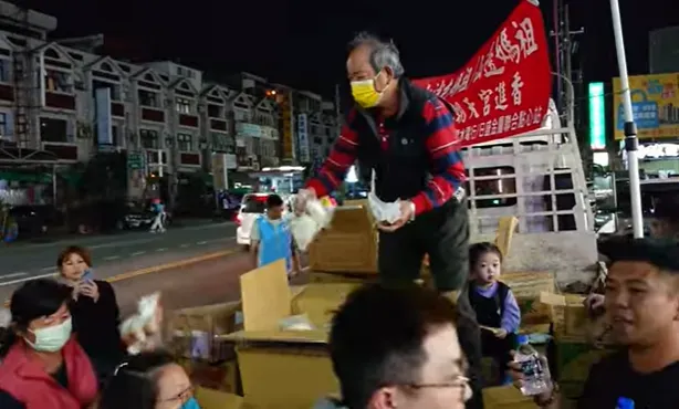 熱心民眾滿載著水果、食物、水,在路邊形成臨時補給站。(圖/翻攝自白沙屯媽祖網路電視台YouTube)