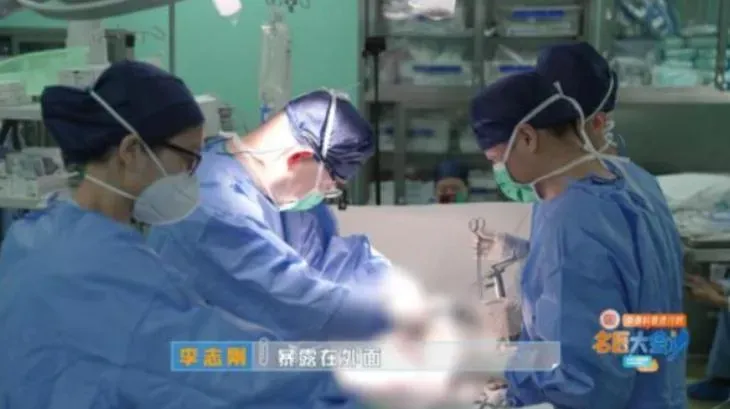 醫生為楊先生以結腸取代食道,使之恢復吞嚥與發聲功能。(圖/翻攝新聞坊)