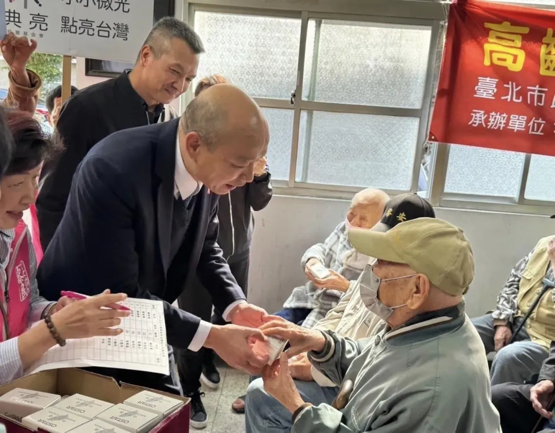 韓國瑜探訪老榮民。（圖/翻攝韓國瑜臉書）