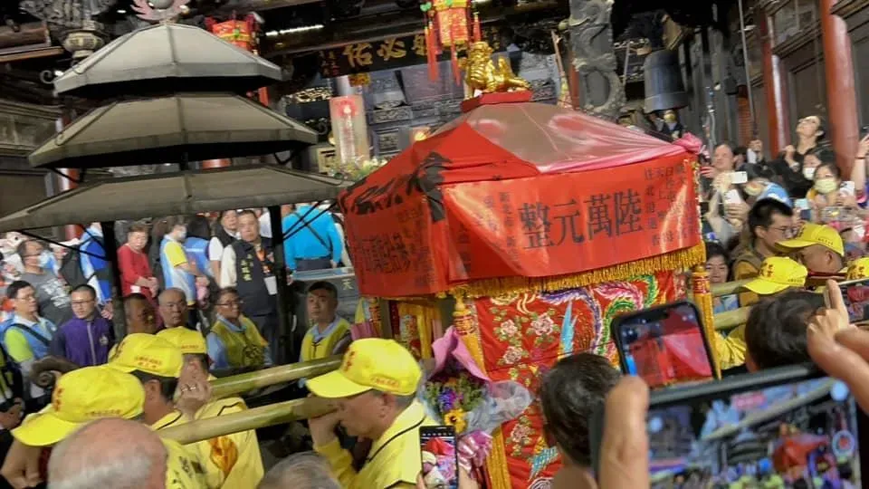 若要參加這種長程徒步的宗教活動,建議多找陰涼處定時休息,戴帽子、穿淡色有排汗功能的衣物、定時補充水分與電解質。(圖/資料庫)