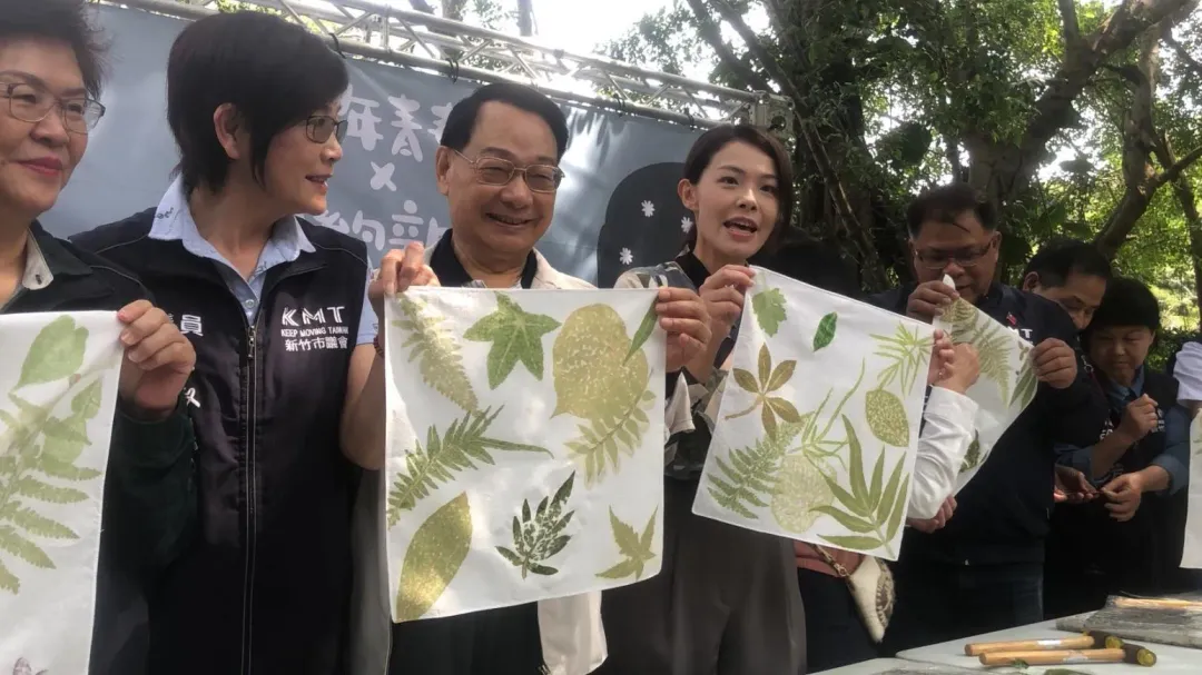 市長高虹安與來賓們進行植物染體驗活動，並將作品贈送給現場市民。（圖／新竹市政府提供）
